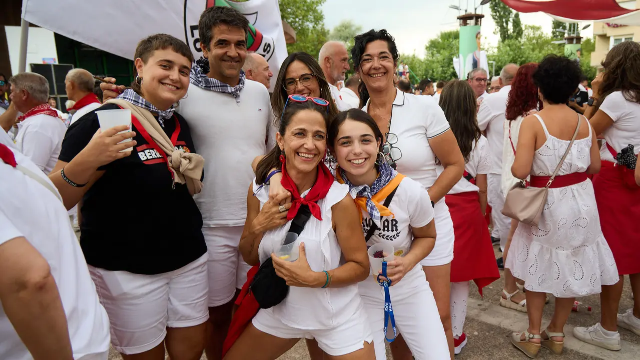 Inicio de las fiestas de Berriozar 2025 con el lanzamiento del chupinazo en la Plaza Eguzki a cargo de la peña Zulo Alai Elkartea que celebra su 50º aniversario.IÑIGO ALZUGARAY
