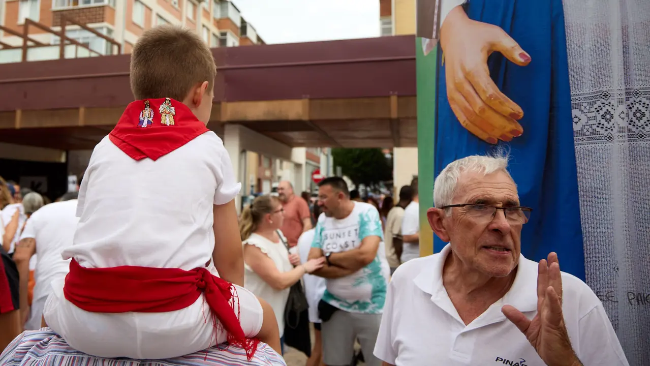 Inicio de las fiestas de Berriozar 2025 con el lanzamiento del chupinazo en la Plaza Eguzki a cargo de la peña Zulo Alai Elkartea que celebra su 50º aniversario.IÑIGO ALZUGARAY