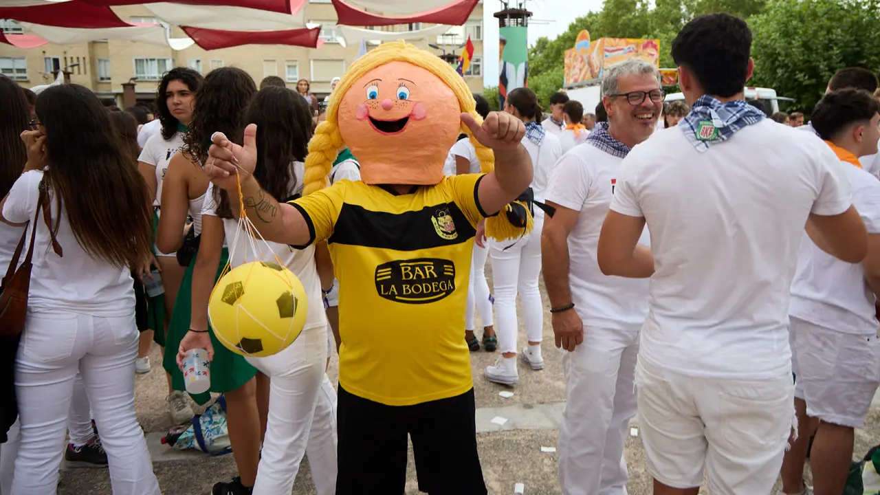 Inicio de las fiestas de Berriozar 2025 con el lanzamiento del chupinazo en la Plaza Eguzki a cargo de la peña Zulo Alai Elkartea que celebra su 50º aniversario.IÑIGO ALZUGARAY