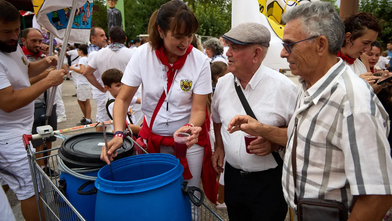 Inicio de las fiestas de Berriozar 2025 con el lanzamiento del chupinazo en la Plaza Eguzki a cargo de la peña Zulo Alai Elkartea que celebra su 50º aniversario.IÑIGO ALZUGARAY