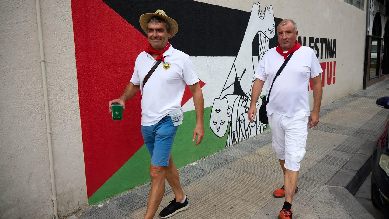 Inicio de las fiestas de Berriozar 2025 con el lanzamiento del chupinazo en la Plaza Eguzki a cargo de la peña Zulo Alai Elkartea que celebra su 50º aniversario.IÑIGO ALZUGARAY