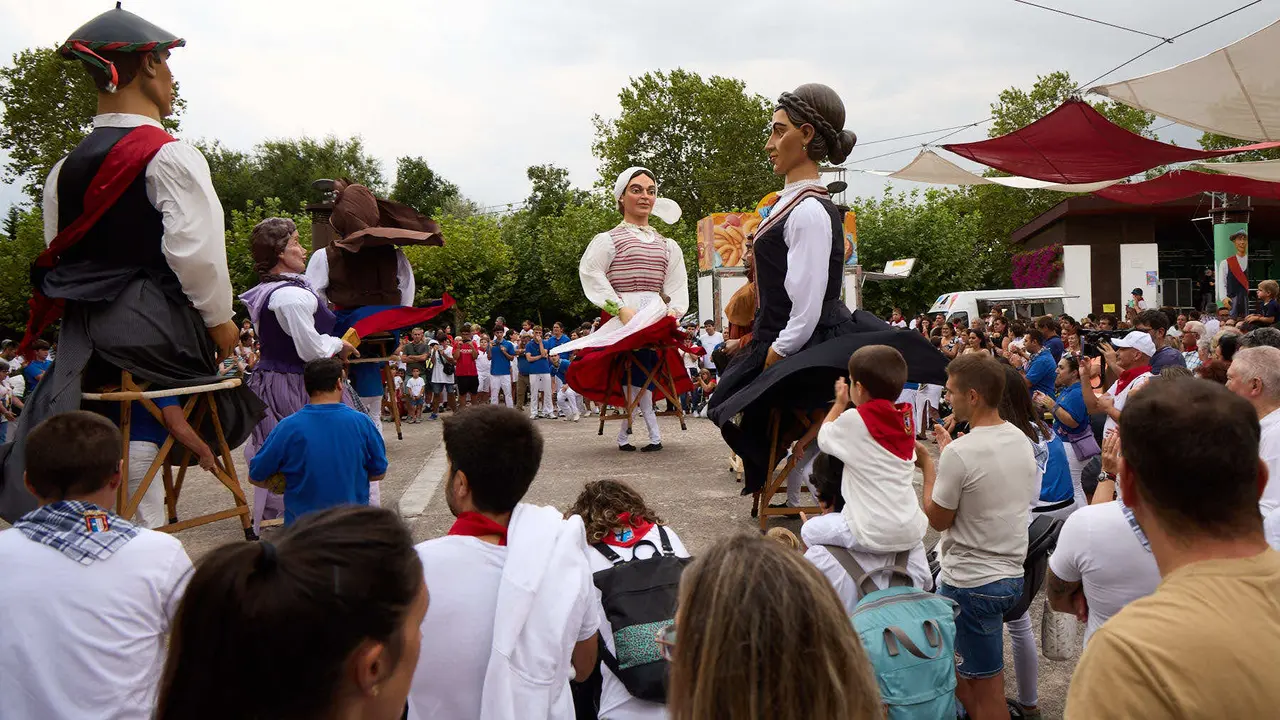 Inicio de las fiestas de Berriozar 2025 con el lanzamiento del chupinazo en la Plaza Eguzki a cargo de la peña Zulo Alai Elkartea que celebra su 50º aniversario.IÑIGO ALZUGARAY