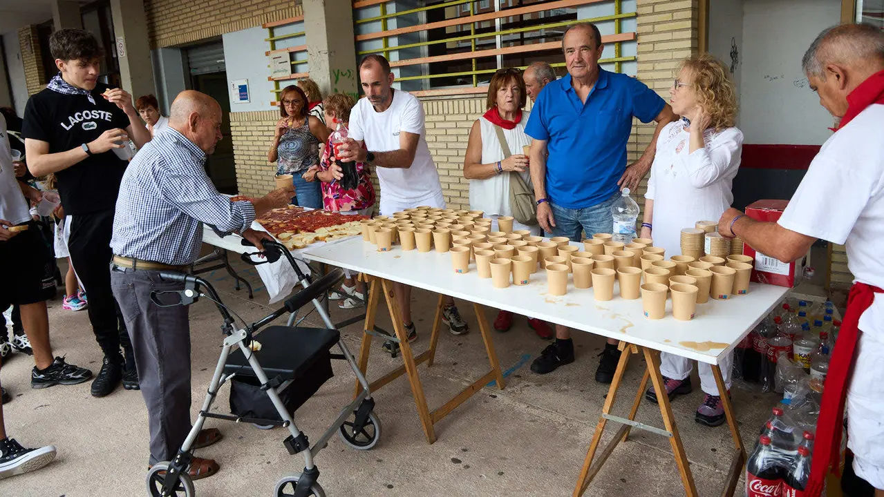 Inicio de las fiestas de Berriozar 2025 con el lanzamiento del chupinazo en la Plaza Eguzki a cargo de la peña Zulo Alai Elkartea que celebra su 50º aniversario.IÑIGO ALZUGARAY