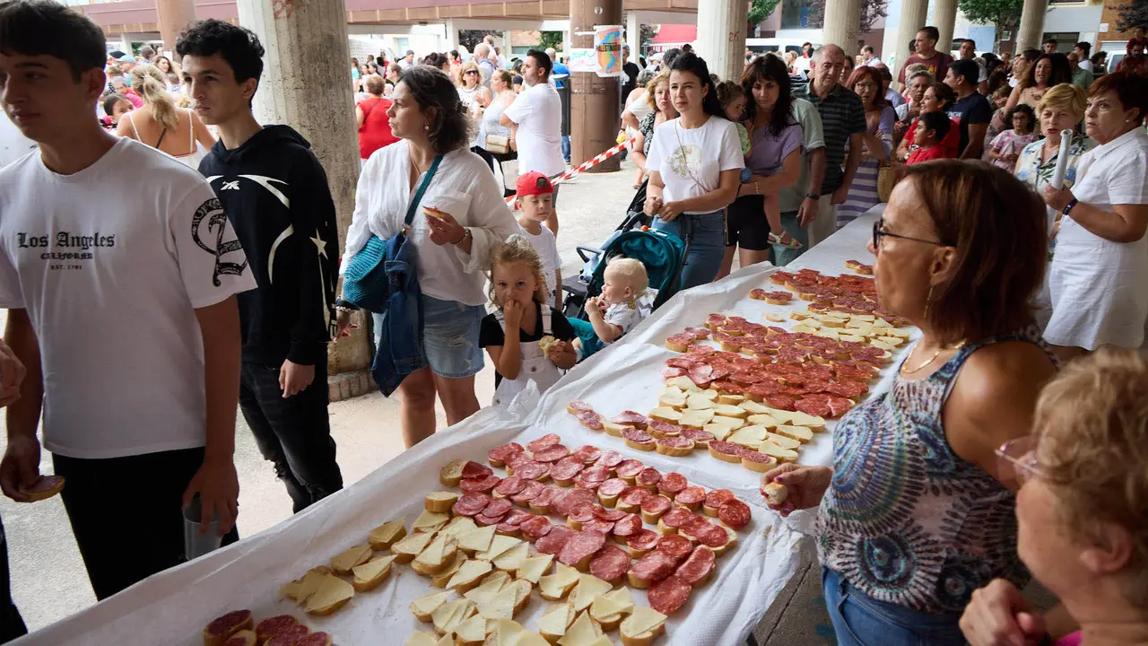 Inicio de las fiestas de Berriozar 2025 con el lanzamiento del chupinazo en la Plaza Eguzki a cargo de la peña Zulo Alai Elkartea que celebra su 50º aniversario.IÑIGO ALZUGARAY