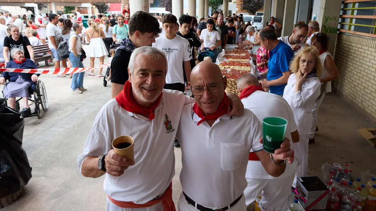 Inicio de las fiestas de Berriozar 2025 con el lanzamiento del chupinazo en la Plaza Eguzki a cargo de la peña Zulo Alai Elkartea que celebra su 50º aniversario.IÑIGO ALZUGARAY