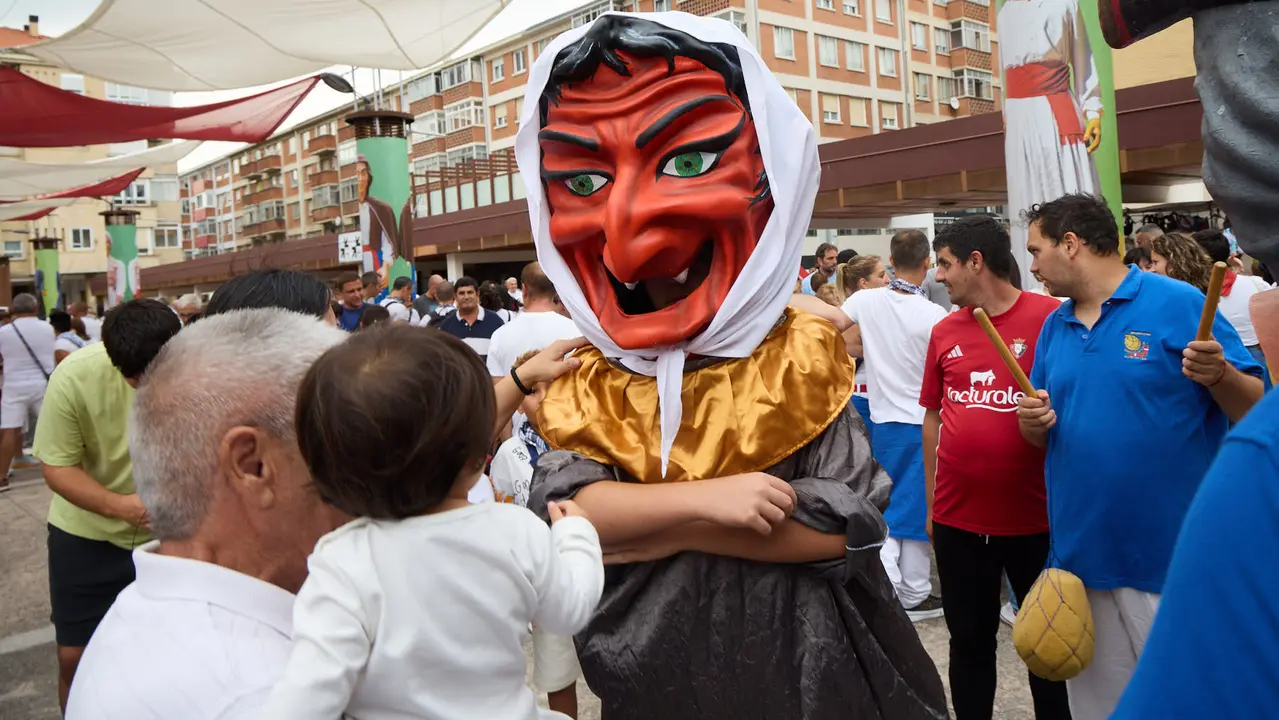 Inicio de las fiestas de Berriozar 2025 con el lanzamiento del chupinazo en la Plaza Eguzki a cargo de la peña Zulo Alai Elkartea que celebra su 50º aniversario.IÑIGO ALZUGARAY