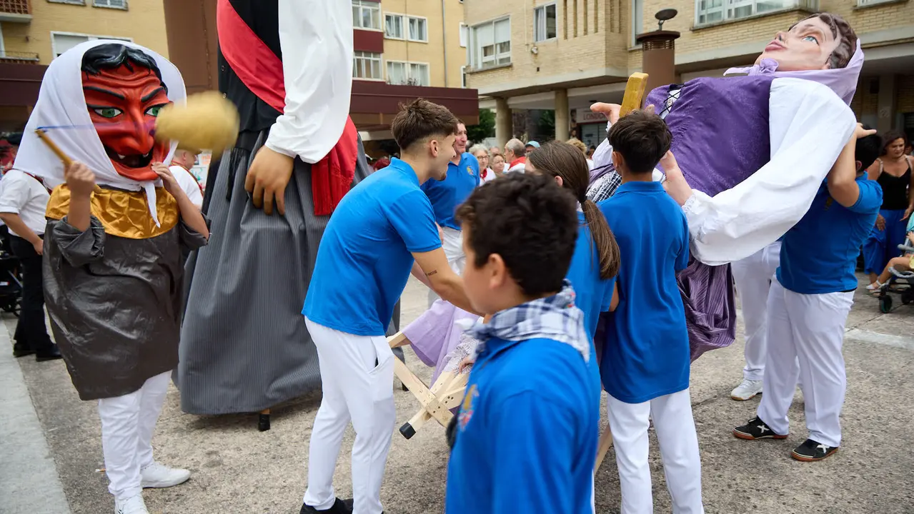 Inicio de las fiestas de Berriozar 2025 con el lanzamiento del chupinazo en la Plaza Eguzki a cargo de la peña Zulo Alai Elkartea que celebra su 50º aniversario.IÑIGO ALZUGARAY