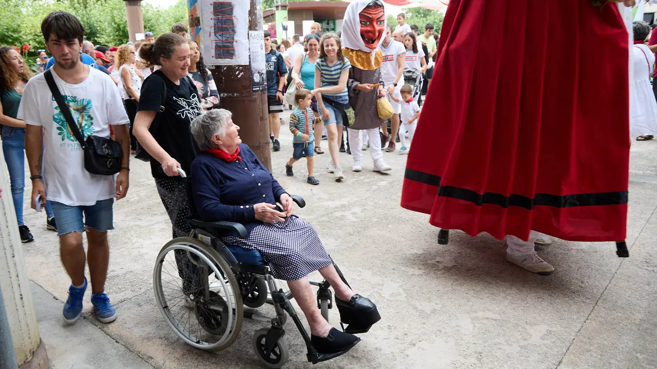 Inicio de las fiestas de Berriozar 2025 con el lanzamiento del chupinazo en la Plaza Eguzki a cargo de la peña Zulo Alai Elkartea que celebra su 50º aniversario.IÑIGO ALZUGARAY