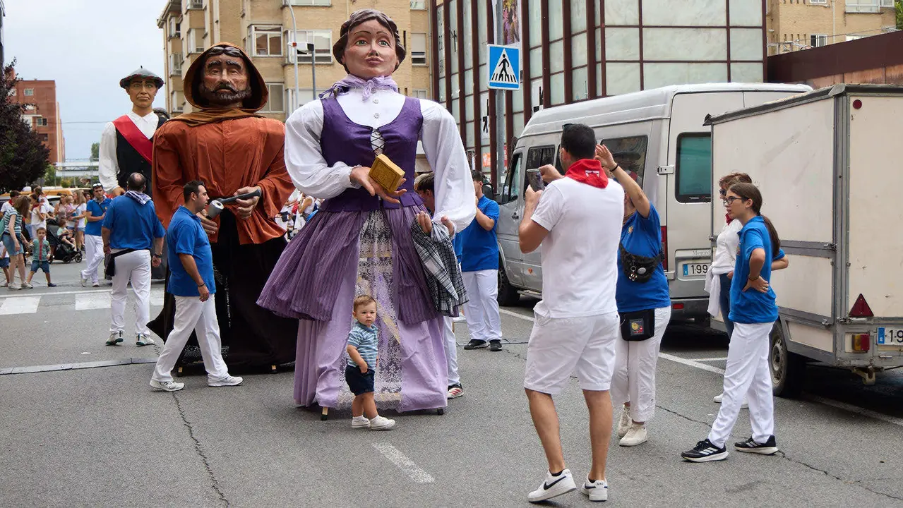 Inicio de las fiestas de Berriozar 2025 con el lanzamiento del chupinazo en la Plaza Eguzki a cargo de la peña Zulo Alai Elkartea que celebra su 50º aniversario.IÑIGO ALZUGARAY