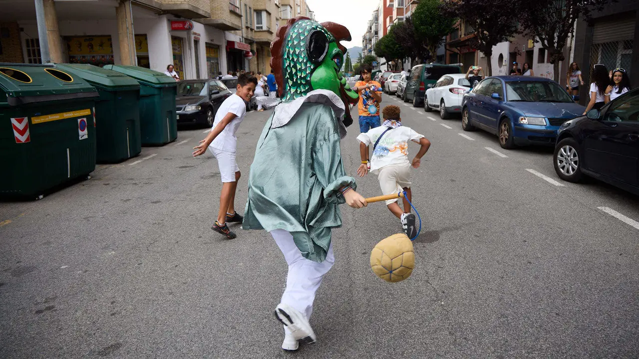 Inicio de las fiestas de Berriozar 2025 con el lanzamiento del chupinazo en la Plaza Eguzki a cargo de la peña Zulo Alai Elkartea que celebra su 50º aniversario.IÑIGO ALZUGARAY