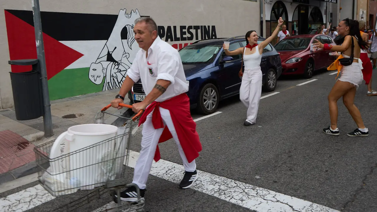 Inicio de las fiestas de Berriozar 2025 con el lanzamiento del chupinazo en la Plaza Eguzki a cargo de la peña Zulo Alai Elkartea que celebra su 50º aniversario.IÑIGO ALZUGARAY