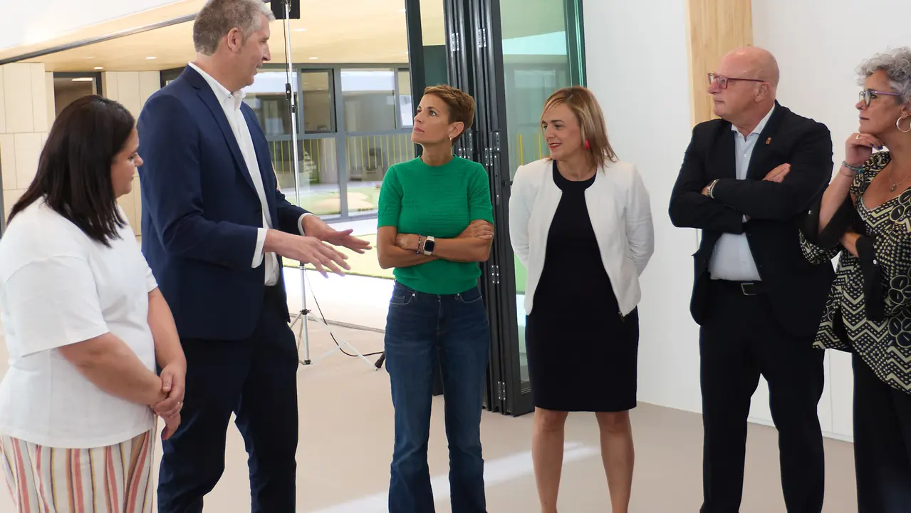 La Presidenta de Navarra, María Chivite, visita la nueva escuela infantil Egunsenti de Erripagaña, acompañada de, entre otros, el alcalde de Pamplona, Joseba Asiron, las alcaldesas de Burlada, Berta Arizkun y de Valle de Egüés, Xuriñe Peñas, la teniente de alcalde de Huarte, Isabel Etxeberria y la delegada del Gobierno en Navarra, Alicia Echeverría. IÑIGO ALZUGARAY