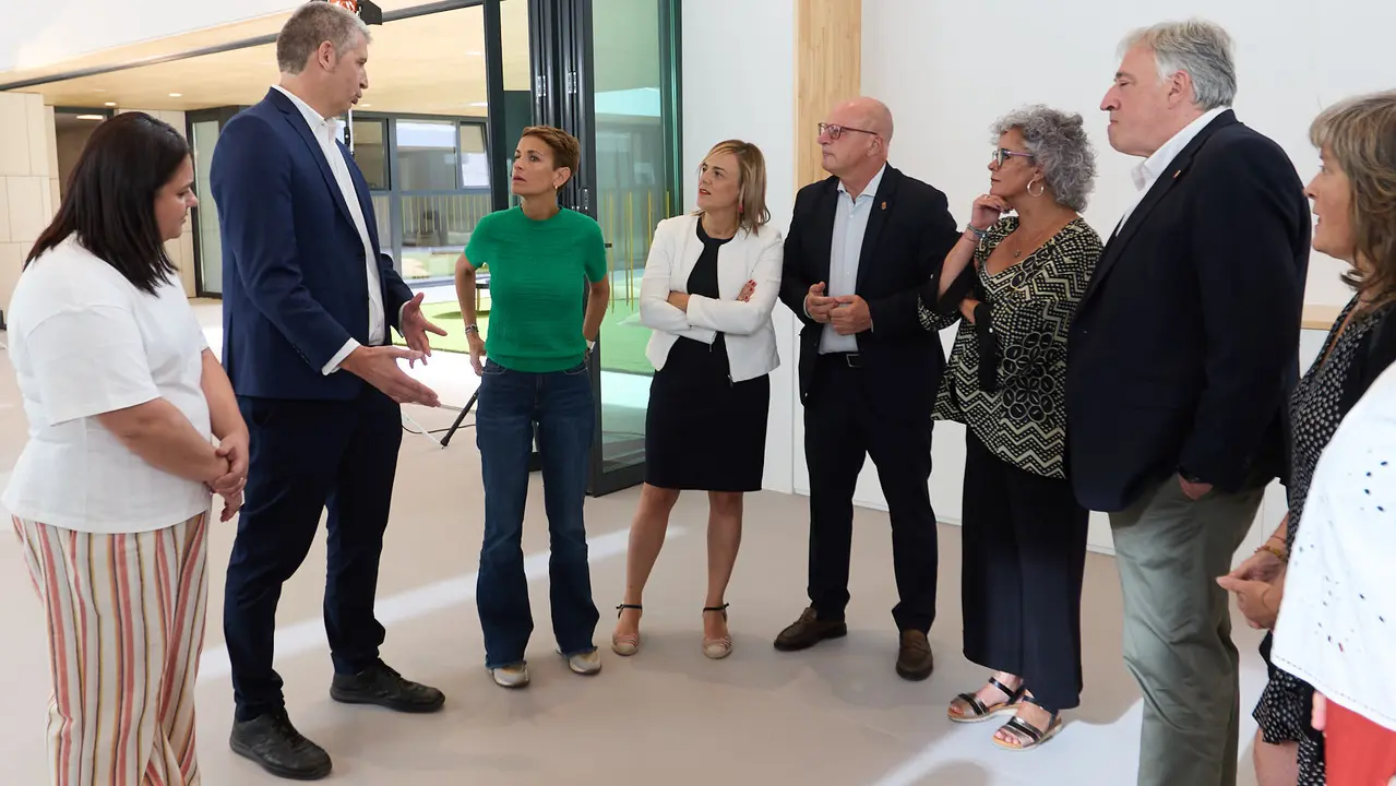 La Presidenta de Navarra, María Chivite, visita la nueva escuela infantil Egunsenti de Erripagaña, acompañada de, entre otros, el alcalde de Pamplona, Joseba Asiron, las alcaldesas de Burlada, Berta Arizkun y de Valle de Egüés, Xuriñe Peñas, la teniente de alcalde de Huarte, Isabel Etxeberria y la delegada del Gobierno en Navarra, Alicia Echeverría. IÑIGO ALZUGARAY