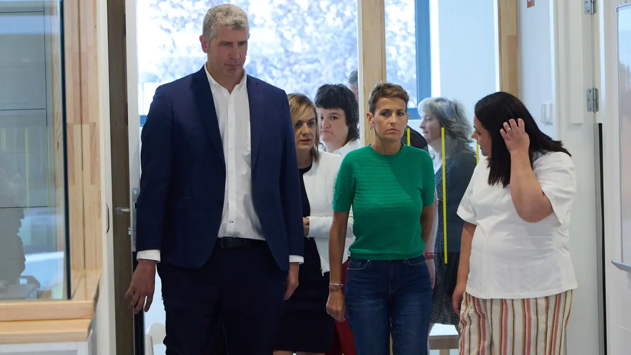 La Presidenta de Navarra, María Chivite, visita la nueva escuela infantil Egunsenti de Erripagaña, acompañada de, entre otros, el alcalde de Pamplona, Joseba Asiron, las alcaldesas de Burlada, Berta Arizkun y de Valle de Egüés, Xuriñe Peñas, la teniente de alcalde de Huarte, Isabel Etxeberria y la delegada del Gobierno en Navarra, Alicia Echeverría. IÑIGO ALZUGARAY
