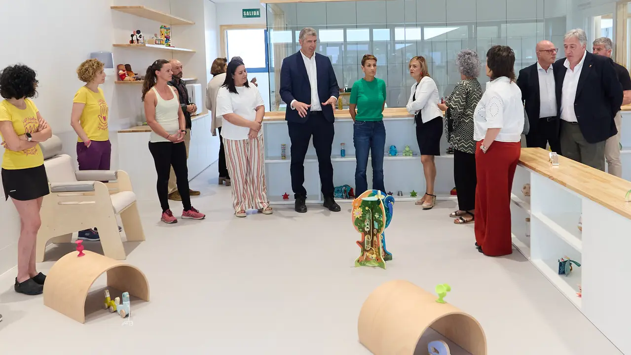 La Presidenta de Navarra, María Chivite, visita la nueva escuela infantil Egunsenti de Erripagaña, acompañada de, entre otros, el alcalde de Pamplona, Joseba Asiron, las alcaldesas de Burlada, Berta Arizkun y de Valle de Egüés, Xuriñe Peñas, la teniente de alcalde de Huarte, Isabel Etxeberria y la delegada del Gobierno en Navarra, Alicia Echeverría. IÑIGO ALZUGARAY