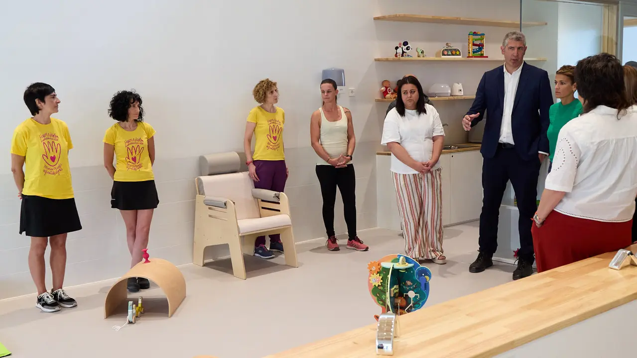 La Presidenta de Navarra, María Chivite, visita la nueva escuela infantil Egunsenti de Erripagaña, acompañada de, entre otros, el alcalde de Pamplona, Joseba Asiron, las alcaldesas de Burlada, Berta Arizkun y de Valle de Egüés, Xuriñe Peñas, la teniente de alcalde de Huarte, Isabel Etxeberria y la delegada del Gobierno en Navarra, Alicia Echeverría. IÑIGO ALZUGARAY