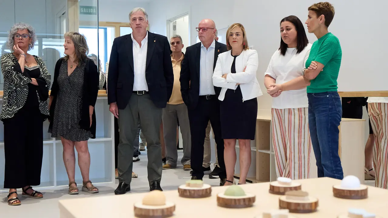 La Presidenta de Navarra, María Chivite, visita la nueva escuela infantil Egunsenti de Erripagaña, acompañada de, entre otros, el alcalde de Pamplona, Joseba Asiron, las alcaldesas de Burlada, Berta Arizkun y de Valle de Egüés, Xuriñe Peñas, la teniente de alcalde de Huarte, Isabel Etxeberria y la delegada del Gobierno en Navarra, Alicia Echeverría. IÑIGO ALZUGARAY