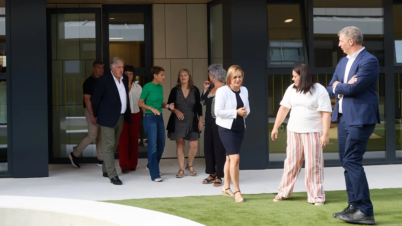 La Presidenta de Navarra, María Chivite, visita la nueva escuela infantil Egunsenti de Erripagaña, acompañada de, entre otros, el alcalde de Pamplona, Joseba Asiron, las alcaldesas de Burlada, Berta Arizkun y de Valle de Egüés, Xuriñe Peñas, la teniente de alcalde de Huarte, Isabel Etxeberria y la delegada del Gobierno en Navarra, Alicia Echeverría. IÑIGO ALZUGARAY