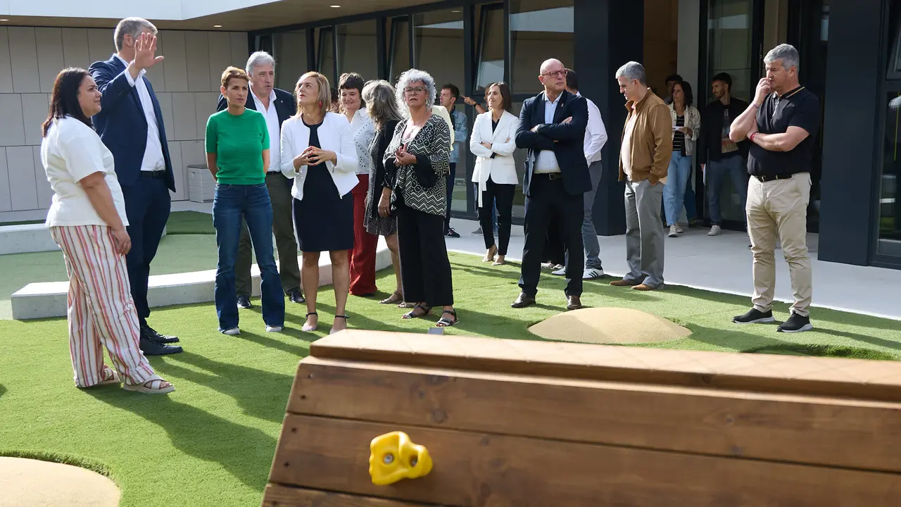 La Presidenta de Navarra, María Chivite, visita la nueva escuela infantil Egunsenti de Erripagaña, acompañada de, entre otros, el alcalde de Pamplona, Joseba Asiron, las alcaldesas de Burlada, Berta Arizkun y de Valle de Egüés, Xuriñe Peñas, la teniente de alcalde de Huarte, Isabel Etxeberria y la delegada del Gobierno en Navarra, Alicia Echeverría. IÑIGO ALZUGARAY