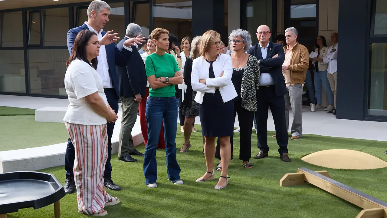 La Presidenta de Navarra, María Chivite, visita la nueva escuela infantil Egunsenti de Erripagaña, acompañada de, entre otros, el alcalde de Pamplona, Joseba Asiron, las alcaldesas de Burlada, Berta Arizkun y de Valle de Egüés, Xuriñe Peñas, la teniente de alcalde de Huarte, Isabel Etxeberria y la delegada del Gobierno en Navarra, Alicia Echeverría. IÑIGO ALZUGARAY