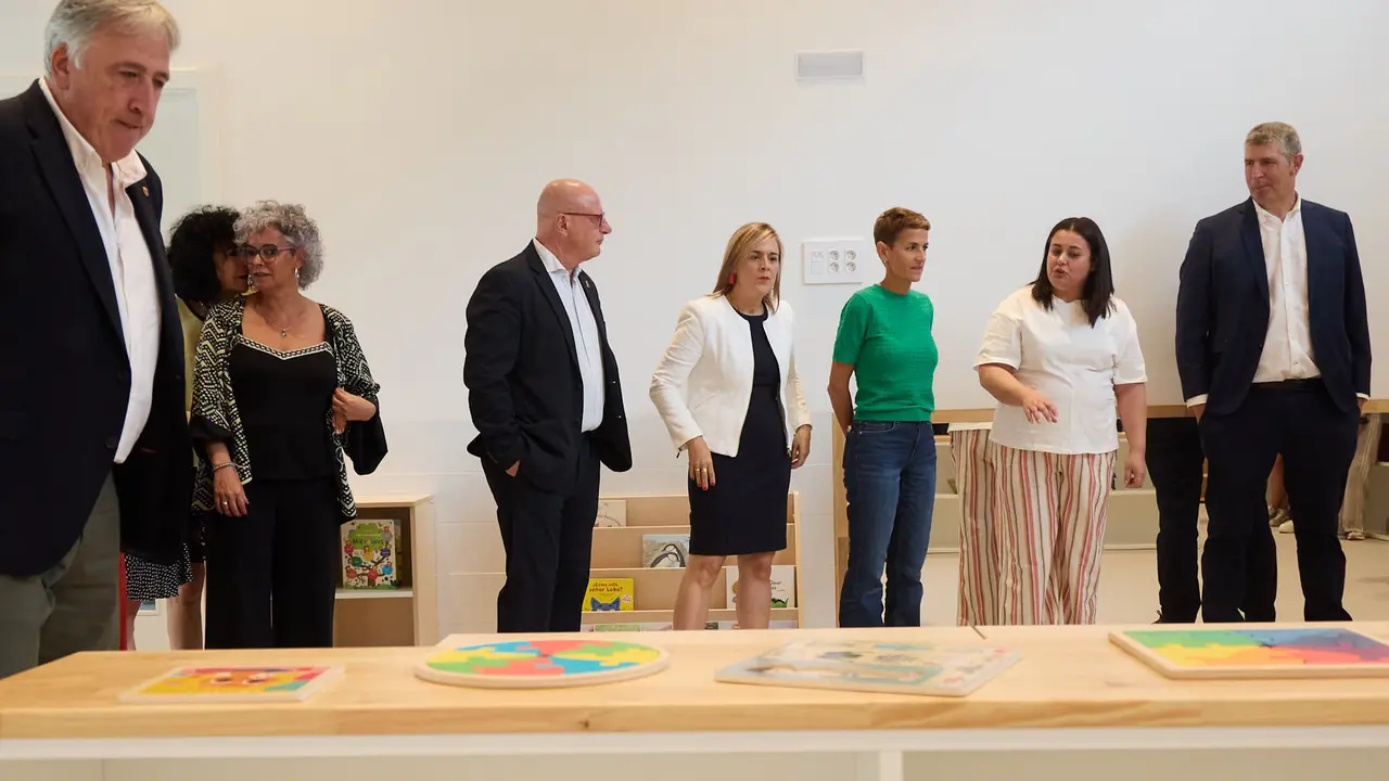 La Presidenta de Navarra, María Chivite, visita la nueva escuela infantil Egunsenti de Erripagaña, acompañada de, entre otros, el alcalde de Pamplona, Joseba Asiron, las alcaldesas de Burlada, Berta Arizkun y de Valle de Egüés, Xuriñe Peñas, la teniente de alcalde de Huarte, Isabel Etxeberria y la delegada del Gobierno en Navarra, Alicia Echeverría. IÑIGO ALZUGARAY