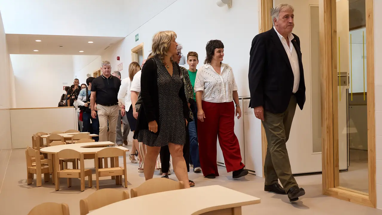 La Presidenta de Navarra, María Chivite, visita la nueva escuela infantil Egunsenti de Erripagaña, acompañada de, entre otros, el alcalde de Pamplona, Joseba Asiron, las alcaldesas de Burlada, Berta Arizkun y de Valle de Egüés, Xuriñe Peñas, la teniente de alcalde de Huarte, Isabel Etxeberria y la delegada del Gobierno en Navarra, Alicia Echeverría. IÑIGO ALZUGARAY