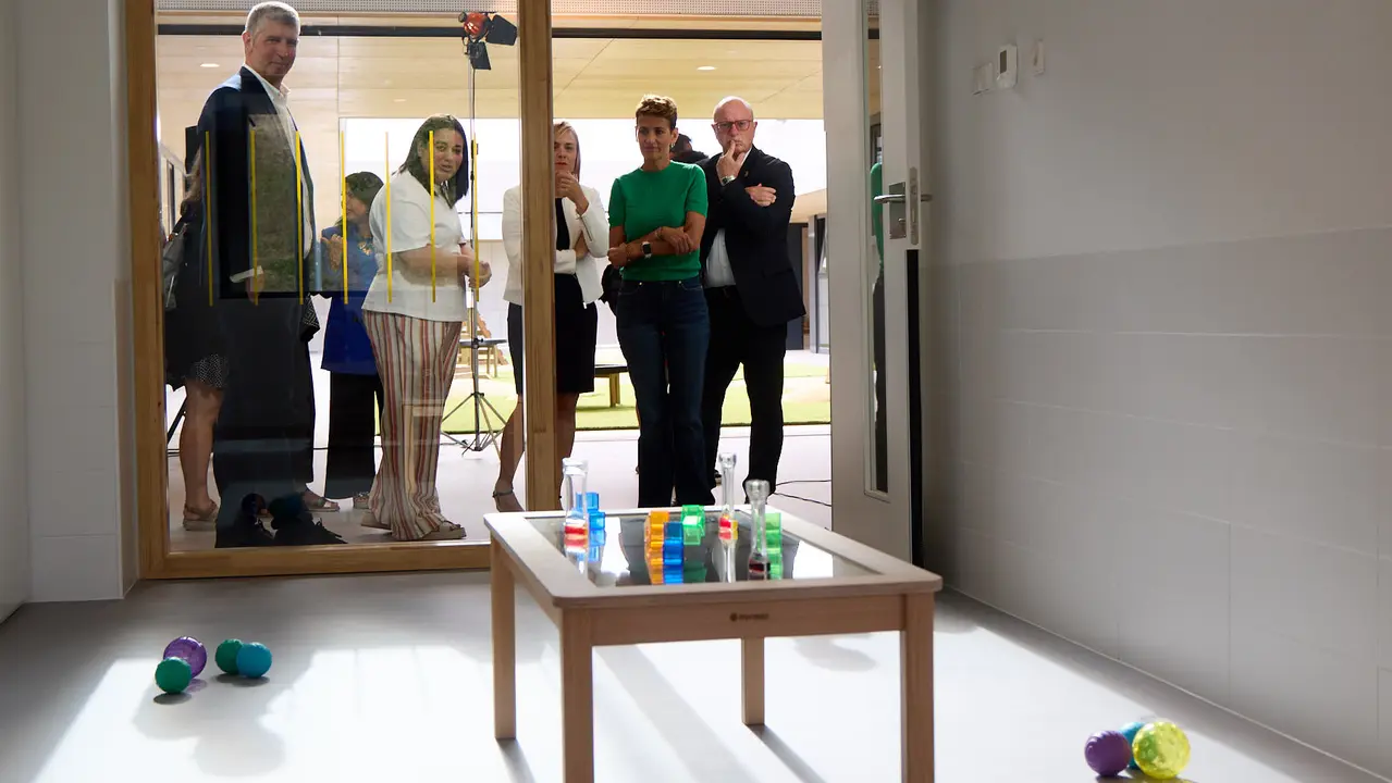 La Presidenta de Navarra, María Chivite, visita la nueva escuela infantil Egunsenti de Erripagaña, acompañada de, entre otros, el alcalde de Pamplona, Joseba Asiron, las alcaldesas de Burlada, Berta Arizkun y de Valle de Egüés, Xuriñe Peñas, la teniente de alcalde de Huarte, Isabel Etxeberria y la delegada del Gobierno en Navarra, Alicia Echeverría. IÑIGO ALZUGARAY