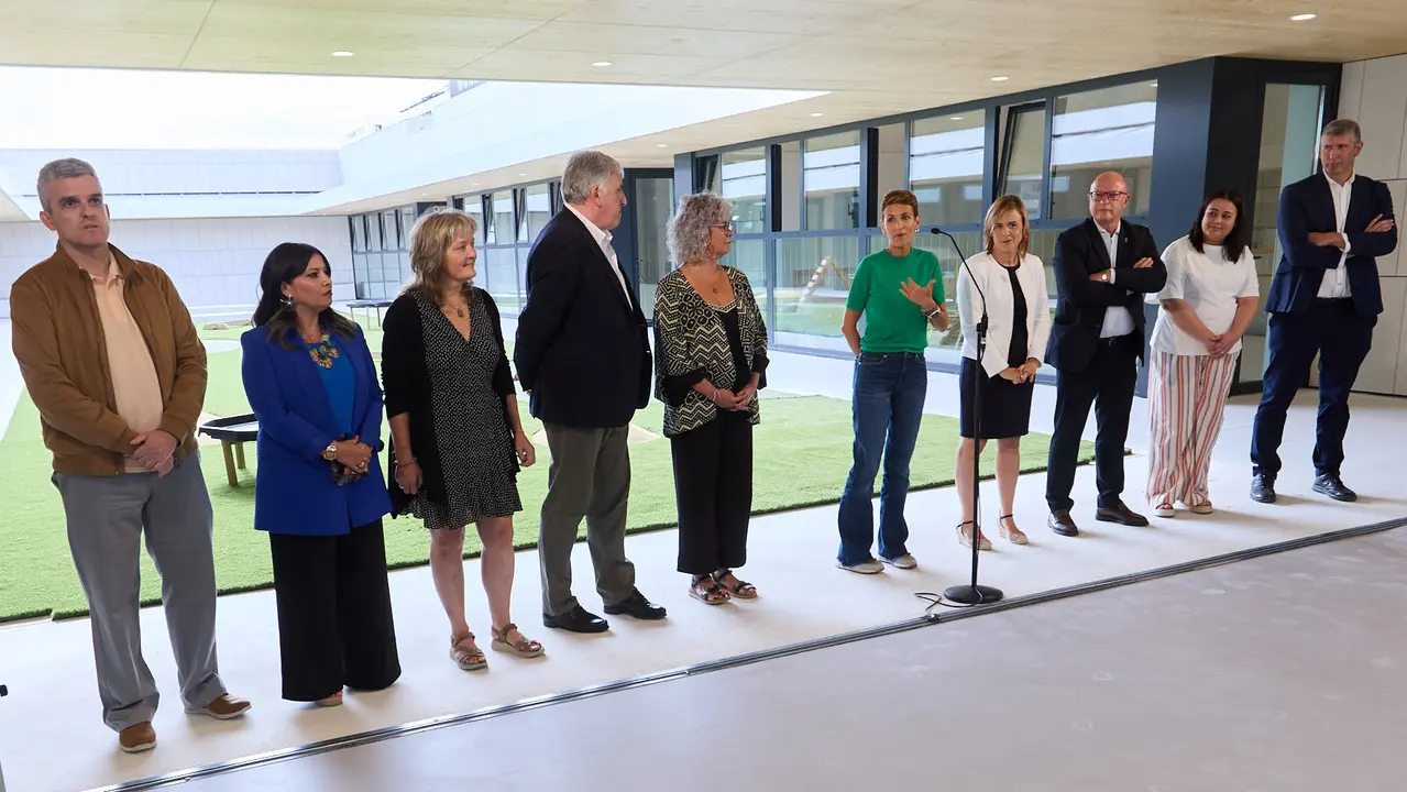 La Presidenta de Navarra, María Chivite, visita la nueva escuela infantil Egunsenti de Erripagaña, acompañada de, entre otros, el alcalde de Pamplona, Joseba Asiron, las alcaldesas de Burlada, Berta Arizkun y de Valle de Egüés, Xuriñe Peñas, la teniente de alcalde de Huarte, Isabel Etxeberria y la delegada del Gobierno en Navarra, Alicia Echeverría. IÑIGO ALZUGARAY