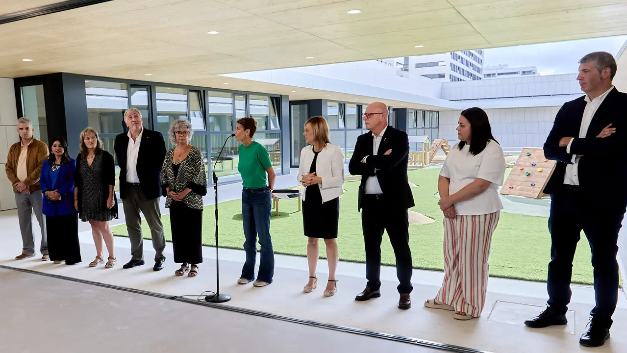 La Presidenta de Navarra, María Chivite, visita la nueva escuela infantil Egunsenti de Erripagaña, acompañada de, entre otros, el alcalde de Pamplona, Joseba Asiron, las alcaldesas de Burlada, Berta Arizkun y de Valle de Egüés, Xuriñe Peñas, la teniente de alcalde de Huarte, Isabel Etxeberria y la delegada del Gobierno en Navarra, Alicia Echeverría. IÑIGO ALZUGARAY