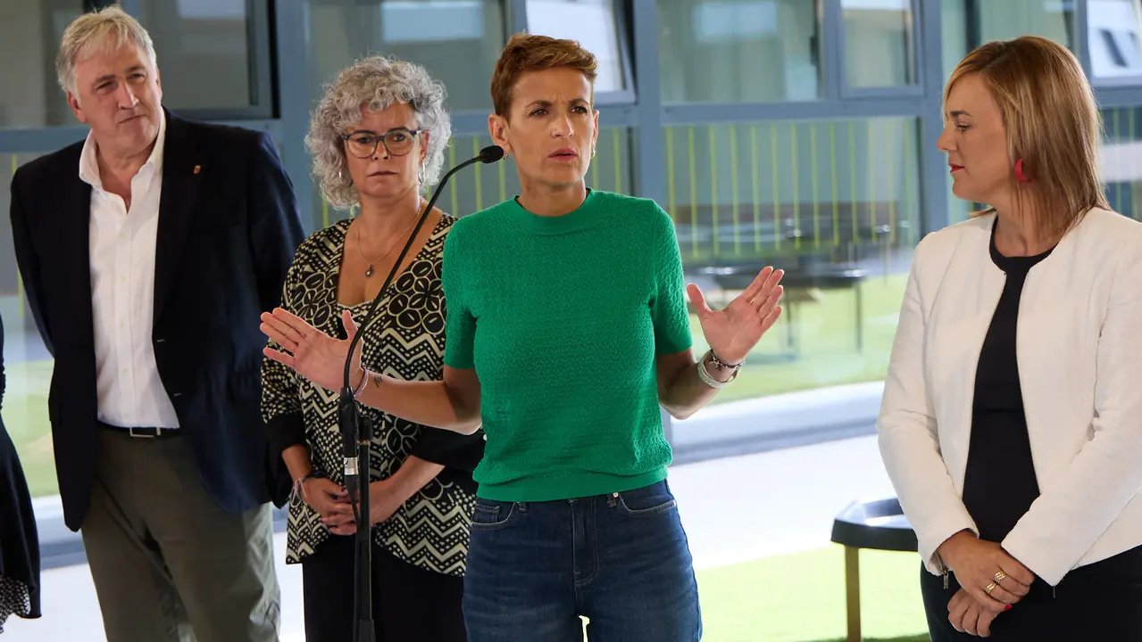 La Presidenta de Navarra, María Chivite, visita la nueva escuela infantil Egunsenti de Erripagaña, acompañada de, entre otros, el alcalde de Pamplona, Joseba Asiron, las alcaldesas de Burlada, Berta Arizkun y de Valle de Egüés, Xuriñe Peñas, la teniente de alcalde de Huarte, Isabel Etxeberria y la delegada del Gobierno en Navarra, Alicia Echeverría. IÑIGO ALZUGARAY