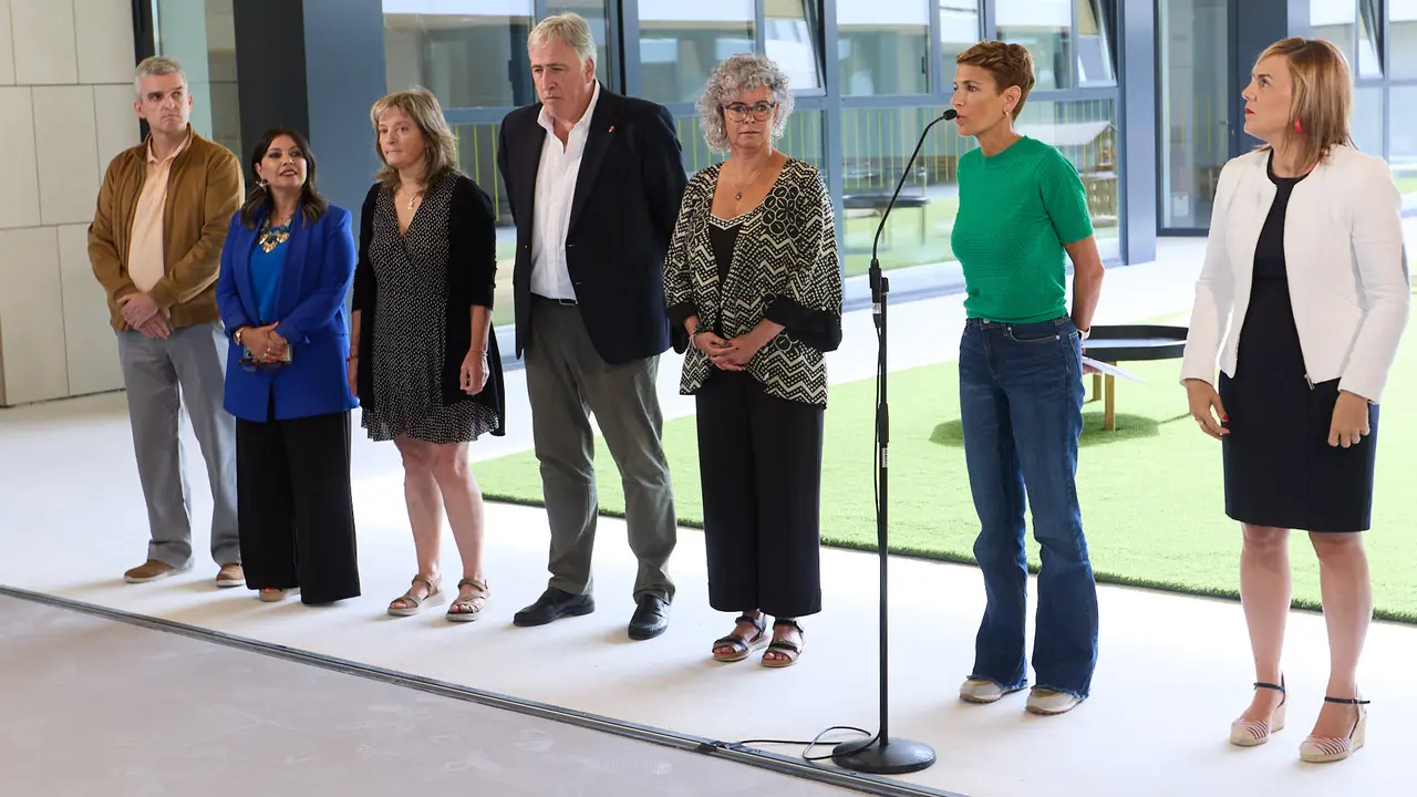La Presidenta de Navarra, María Chivite, visita la nueva escuela infantil Egunsenti de Erripagaña, acompañada de, entre otros, el alcalde de Pamplona, Joseba Asiron, las alcaldesas de Burlada, Berta Arizkun y de Valle de Egüés, Xuriñe Peñas, la teniente de alcalde de Huarte, Isabel Etxeberria y la delegada del Gobierno en Navarra, Alicia Echeverría. IÑIGO ALZUGARAY