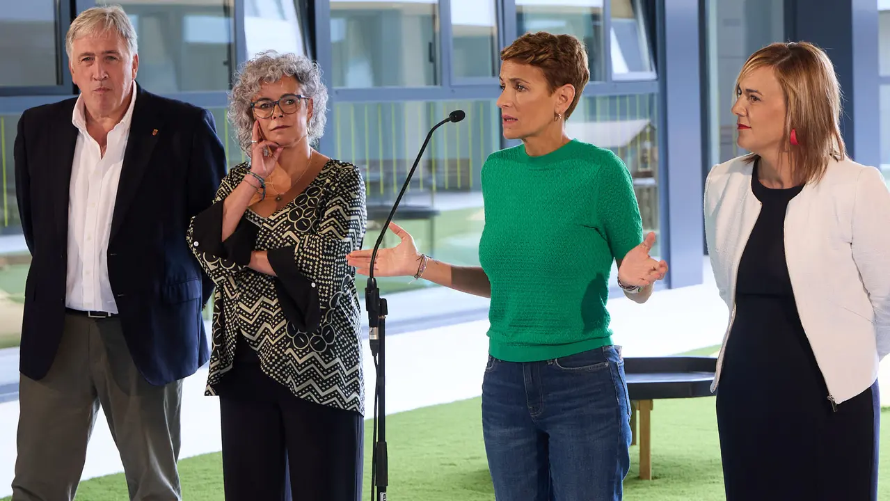 La Presidenta de Navarra, María Chivite, visita la nueva escuela infantil Egunsenti de Erripagaña, acompañada de, entre otros, el alcalde de Pamplona, Joseba Asiron, las alcaldesas de Burlada, Berta Arizkun y de Valle de Egüés, Xuriñe Peñas, la teniente de alcalde de Huarte, Isabel Etxeberria y la delegada del Gobierno en Navarra, Alicia Echeverría. IÑIGO ALZUGARAY