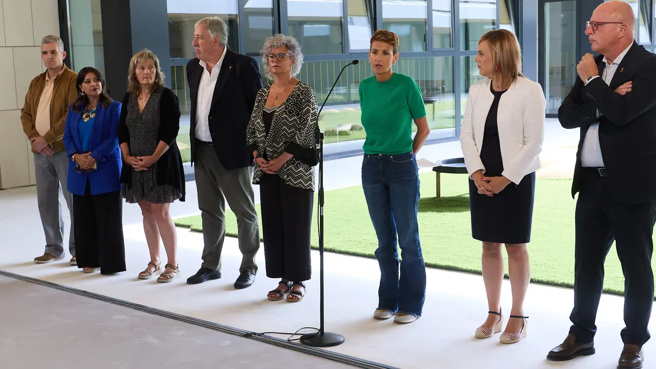 La Presidenta de Navarra, María Chivite, visita la nueva escuela infantil Egunsenti de Erripagaña, acompañada de, entre otros, el alcalde de Pamplona, Joseba Asiron, las alcaldesas de Burlada, Berta Arizkun y de Valle de Egüés, Xuriñe Peñas, la teniente de alcalde de Huarte, Isabel Etxeberria y la delegada del Gobierno en Navarra, Alicia Echeverría. IÑIGO ALZUGARAY