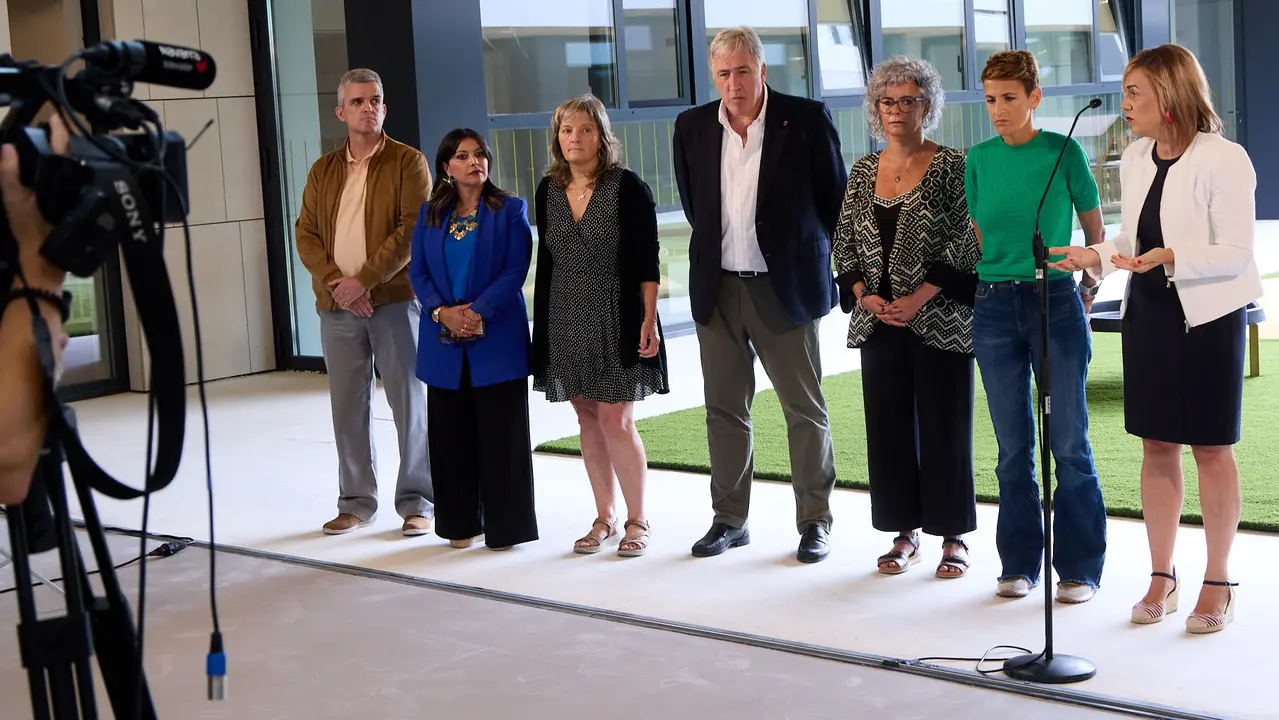 La Presidenta de Navarra, María Chivite, visita la nueva escuela infantil Egunsenti de Erripagaña, acompañada de, entre otros, el alcalde de Pamplona, Joseba Asiron, las alcaldesas de Burlada, Berta Arizkun y de Valle de Egüés, Xuriñe Peñas, la teniente de alcalde de Huarte, Isabel Etxeberria y la delegada del Gobierno en Navarra, Alicia Echeverría. IÑIGO ALZUGARAY