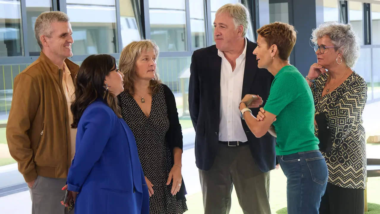 La Presidenta de Navarra, María Chivite, visita la nueva escuela infantil Egunsenti de Erripagaña, acompañada de, entre otros, el alcalde de Pamplona, Joseba Asiron, las alcaldesas de Burlada, Berta Arizkun y de Valle de Egüés, Xuriñe Peñas, la teniente de alcalde de Huarte, Isabel Etxeberria y la delegada del Gobierno en Navarra, Alicia Echeverría. IÑIGO ALZUGARAY