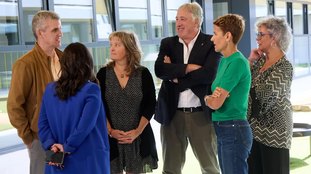 La Presidenta de Navarra, María Chivite, visita la nueva escuela infantil Egunsenti de Erripagaña, acompañada de, entre otros, el alcalde de Pamplona, Joseba Asiron, las alcaldesas de Burlada, Berta Arizkun y de Valle de Egüés, Xuriñe Peñas, la teniente de alcalde de Huarte, Isabel Etxeberria y la delegada del Gobierno en Navarra, Alicia Echeverría. IÑIGO ALZUGARAY