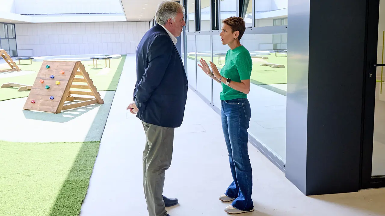 La Presidenta de Navarra, María Chivite, visita la nueva escuela infantil Egunsenti de Erripagaña, acompañada de, entre otros, el alcalde de Pamplona, Joseba Asiron, las alcaldesas de Burlada, Berta Arizkun y de Valle de Egüés, Xuriñe Peñas, la teniente de alcalde de Huarte, Isabel Etxeberria y la delegada del Gobierno en Navarra, Alicia Echeverría. IÑIGO ALZUGARAY