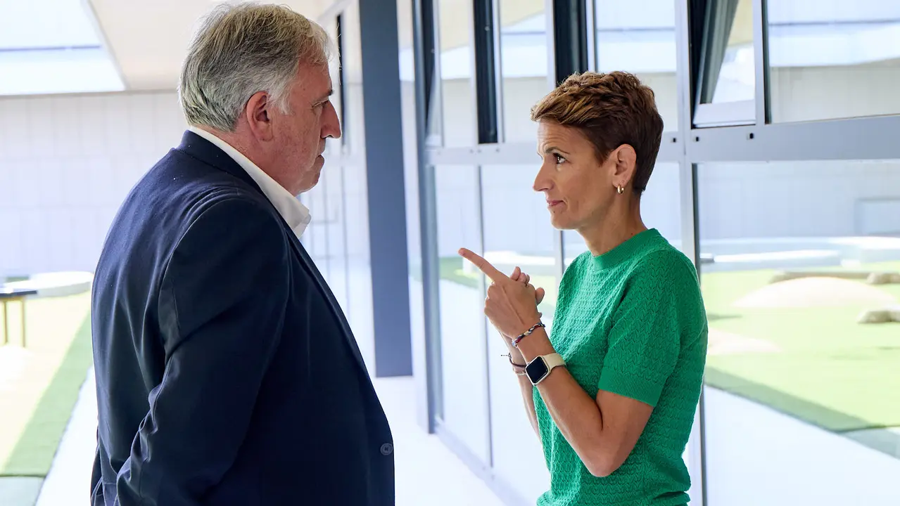 La Presidenta de Navarra, María Chivite, visita la nueva escuela infantil Egunsenti de Erripagaña, acompañada de, entre otros, el alcalde de Pamplona, Joseba Asiron, las alcaldesas de Burlada, Berta Arizkun y de Valle de Egüés, Xuriñe Peñas, la teniente de alcalde de Huarte, Isabel Etxeberria y la delegada del Gobierno en Navarra, Alicia Echeverría. IÑIGO ALZUGARAY