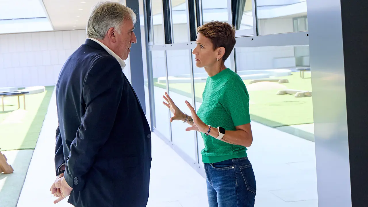 La Presidenta de Navarra, María Chivite, visita la nueva escuela infantil Egunsenti de Erripagaña, acompañada de, entre otros, el alcalde de Pamplona, Joseba Asiron, las alcaldesas de Burlada, Berta Arizkun y de Valle de Egüés, Xuriñe Peñas, la teniente de alcalde de Huarte, Isabel Etxeberria y la delegada del Gobierno en Navarra, Alicia Echeverría. IÑIGO ALZUGARAY