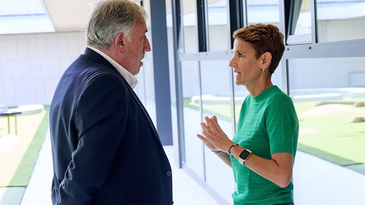 La Presidenta de Navarra, María Chivite, visita la nueva escuela infantil Egunsenti de Erripagaña, acompañada de, entre otros, el alcalde de Pamplona, Joseba Asiron, las alcaldesas de Burlada, Berta Arizkun y de Valle de Egüés, Xuriñe Peñas, la teniente de alcalde de Huarte, Isabel Etxeberria y la delegada del Gobierno en Navarra, Alicia Echeverría. IÑIGO ALZUGARAY