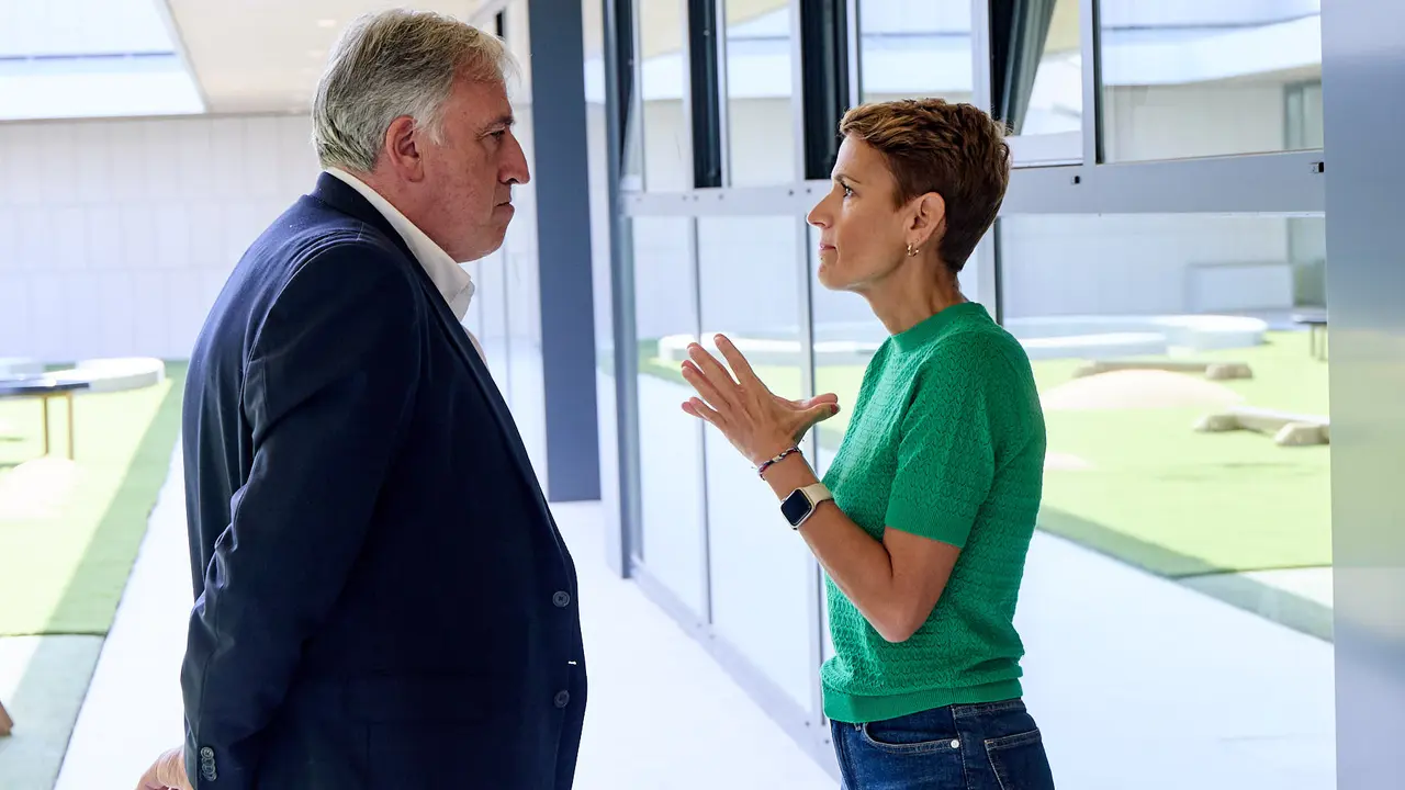 La Presidenta de Navarra, María Chivite, visita la nueva escuela infantil Egunsenti de Erripagaña, acompañada de, entre otros, el alcalde de Pamplona, Joseba Asiron, las alcaldesas de Burlada, Berta Arizkun y de Valle de Egüés, Xuriñe Peñas, la teniente de alcalde de Huarte, Isabel Etxeberria y la delegada del Gobierno en Navarra, Alicia Echeverría. IÑIGO ALZUGARAY