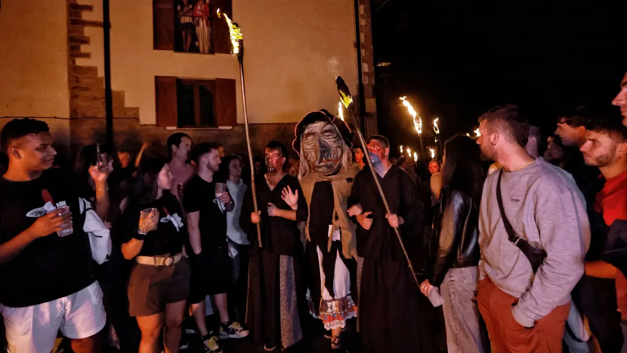 La “Bajada (o bajadica) de la Bruja” es el modo en el que dan comienzo las fiestas de Vidángoz, una de las siete villas del Valle de Roncal, en Navarra. EFE/ Jesús Diges