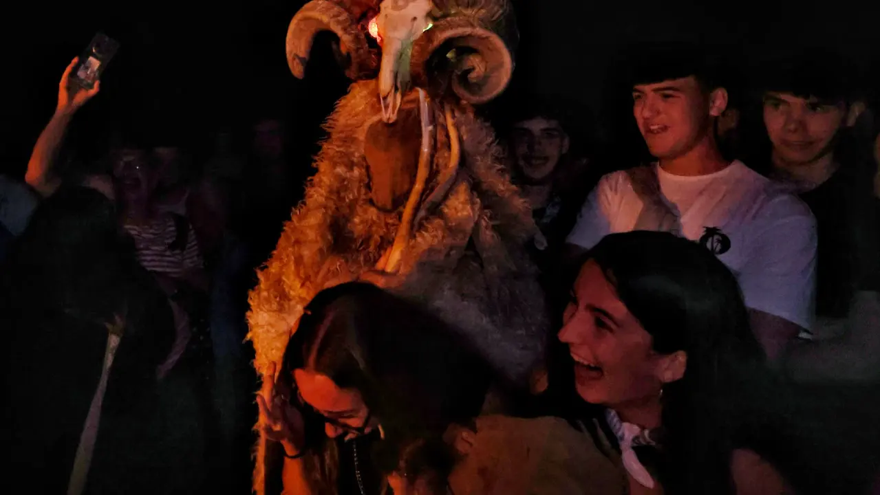 La “Bajada (o bajadica) de la Bruja” es el modo en el que dan comienzo las fiestas de Vidángoz, una de las siete villas del Valle de Roncal, en Navarra. EFE/ Jesús Diges