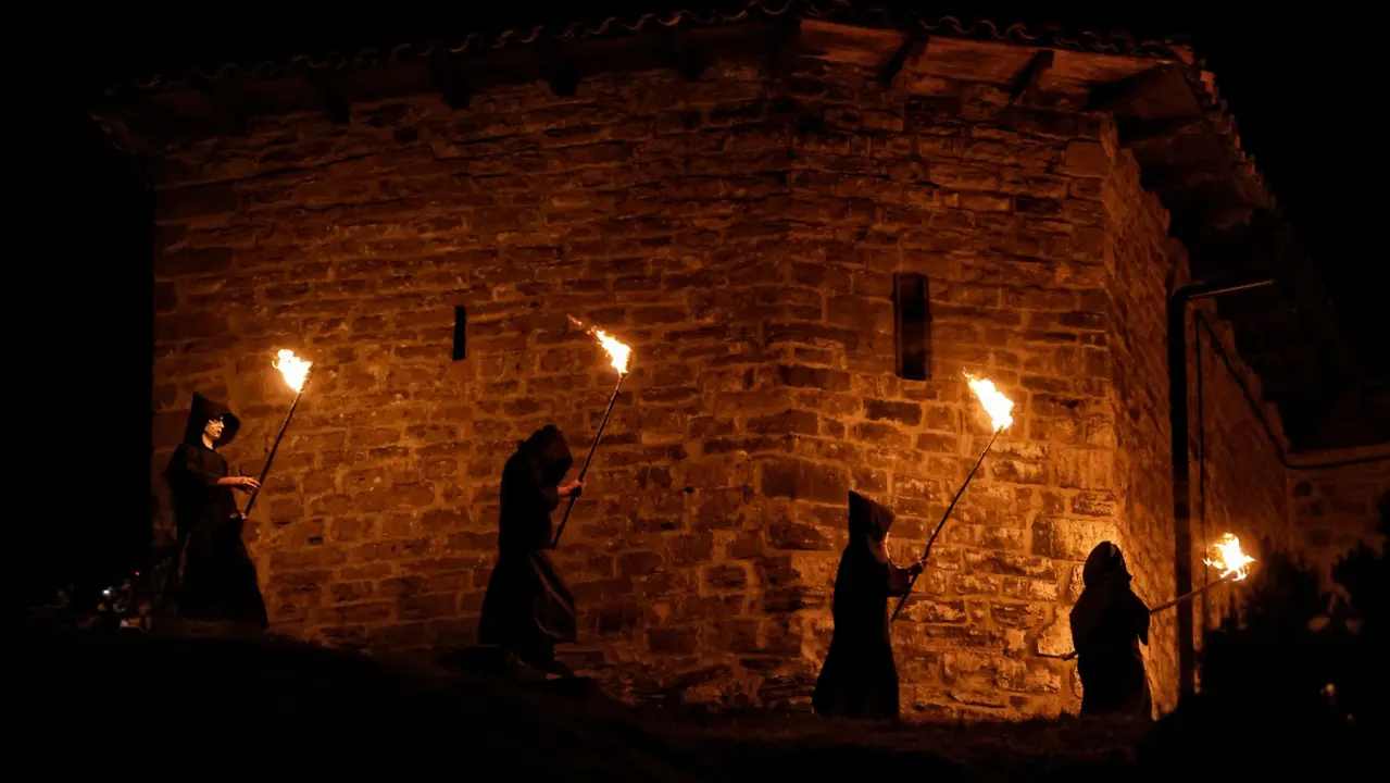 La “Bajada (o bajadica) de la Bruja” es el modo en el que dan comienzo las fiestas de Vidángoz, una de las siete villas del Valle de Roncal, en Navarra. EFE/ Jesús Diges