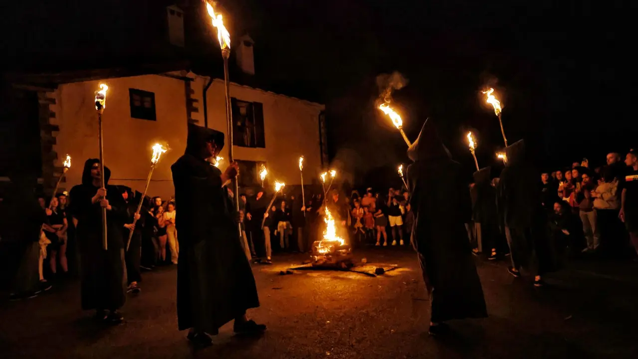 La “Bajada (o bajadica) de la Bruja” es el modo en el que dan comienzo las fiestas de Vidángoz, una de las siete villas del Valle de Roncal, en Navarra. EFE/ Jesús Diges