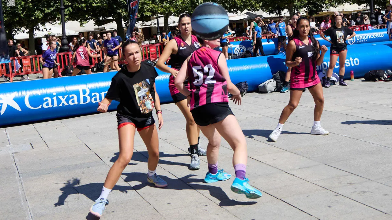 Circuito 3x3 CaixaBank de baloncesto en la Plaza del Castillo de Pamplona. IÑIGO ALZUGARAY