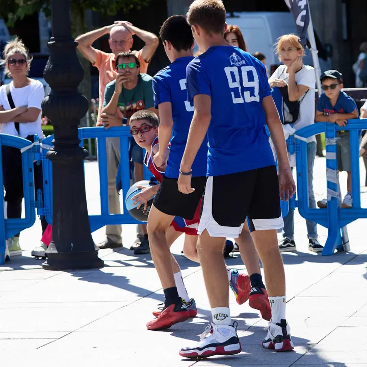 Circuito 3x3 CaixaBank de baloncesto en la Plaza del Castillo de Pamplona. IÑIGO ALZUGARAY