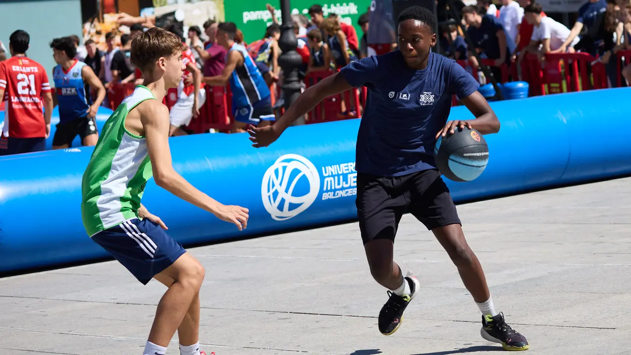 Circuito 3x3 CaixaBank de baloncesto en la Plaza del Castillo de Pamplona. IÑIGO ALZUGARAY