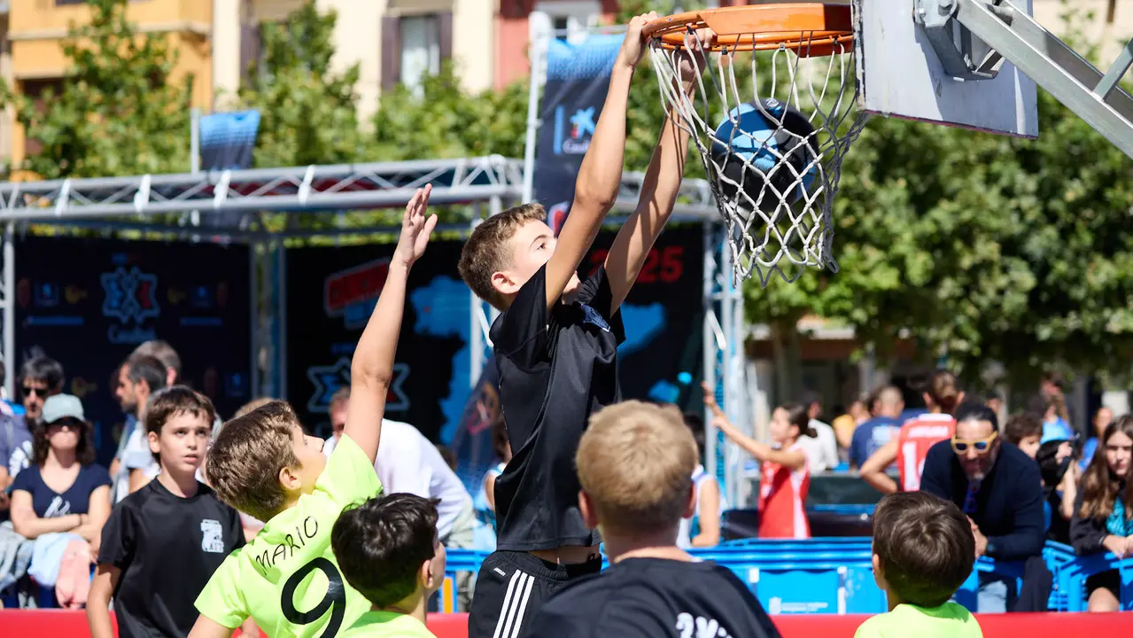 Circuito 3x3 CaixaBank de baloncesto en la Plaza del Castillo de Pamplona. IÑIGO ALZUGARAY
