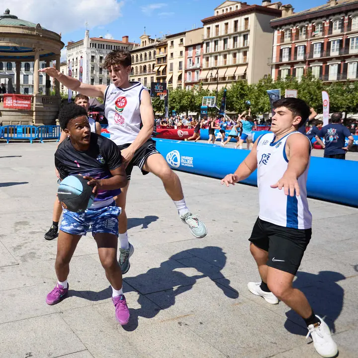 Circuito 3x3 CaixaBank de baloncesto en la Plaza del Castillo de Pamplona. IÑIGO ALZUGARAY